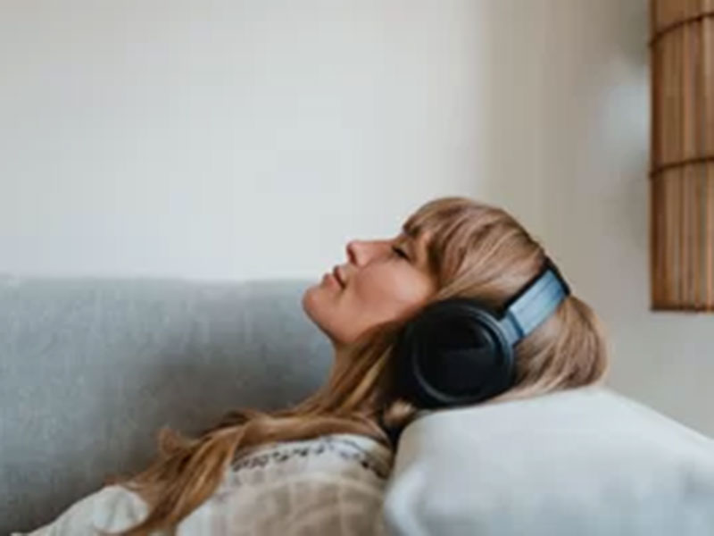 women listening to music